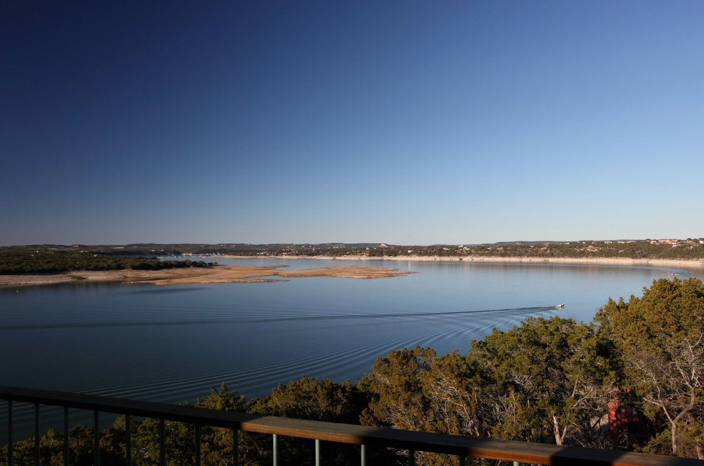 德州奥斯汀的"Villa Nuevo" | 夏日遮阳，室内外生活和谐共生-20