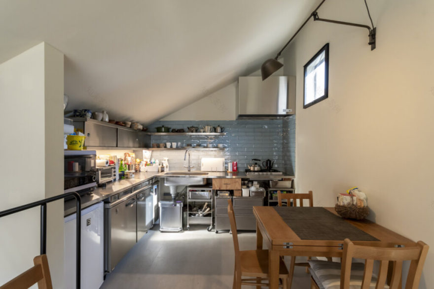 道路沿いの狭小敷地に建てた家 小さな家ながら、光を享受し開放感を感じて暮らす | Architecture | 100%LiFE-2