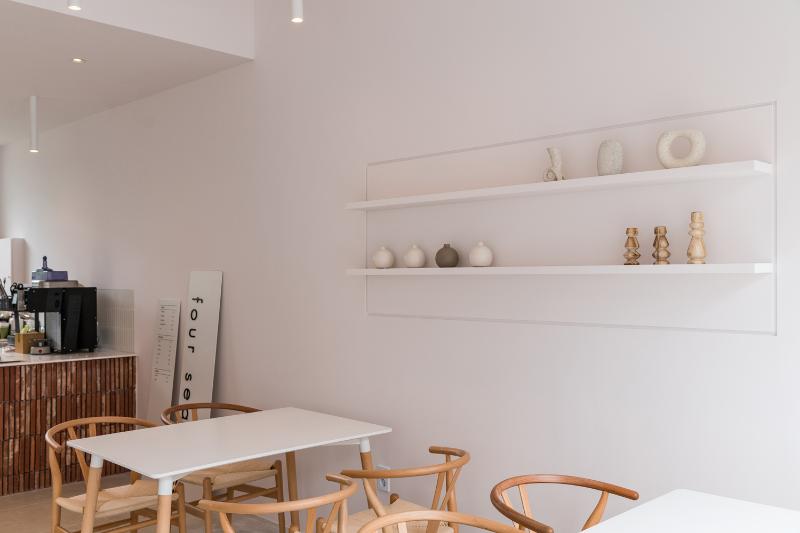 20 平米咖啡馆，极简空间中的白瓷韵味-7