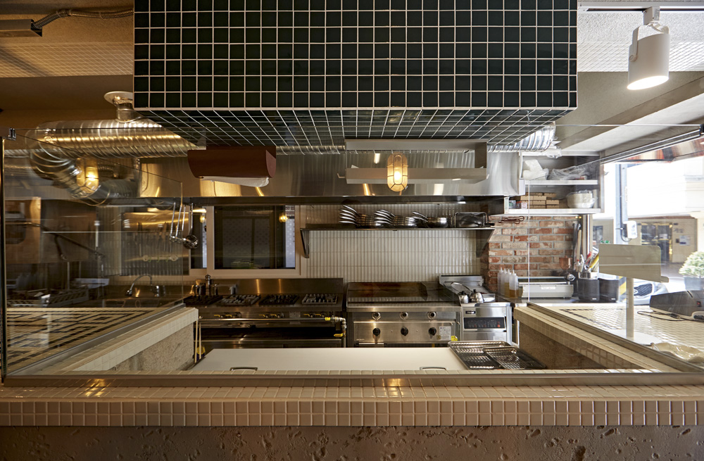 "现代简约餐厅设计 - 8 平米小空间的完美利用"-4