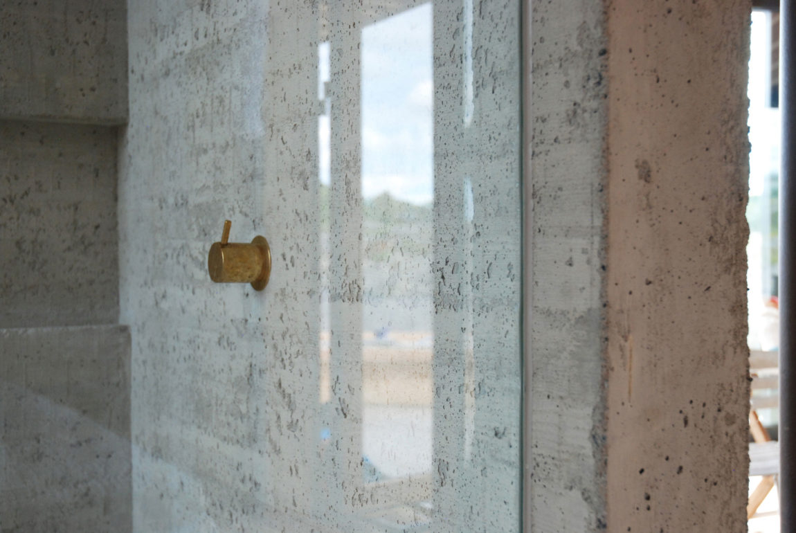 挪威伦德·哈吉姆设计“玻璃墙之光”住宅，融入拉维克崎岖地貌-32