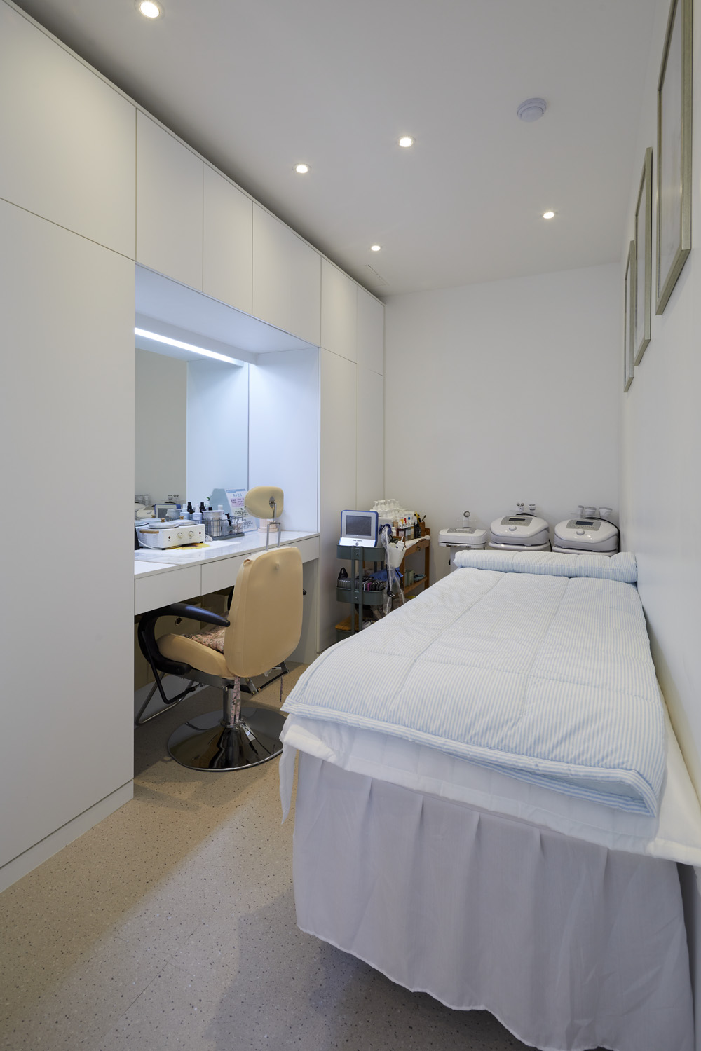 15 坪美妆店，现代白色调的精致空间-11