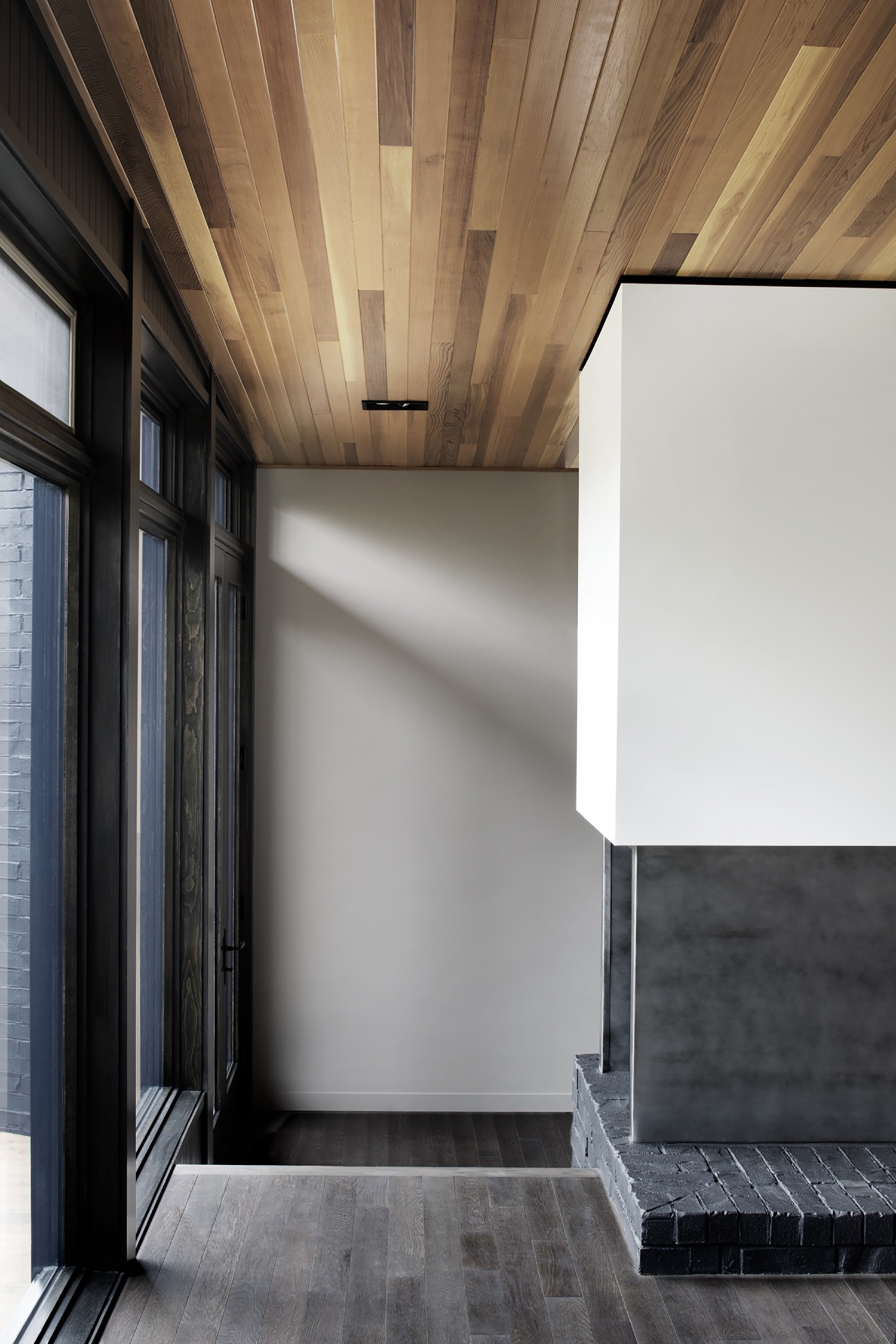 加拿大湖泊风景住宅 | 非传统布局与自然景观的完美融合-33