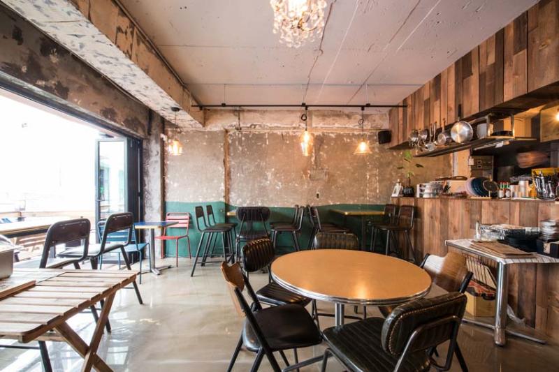 20 平米极简主义咖啡馆，裸露混凝土打造温馨空间-10