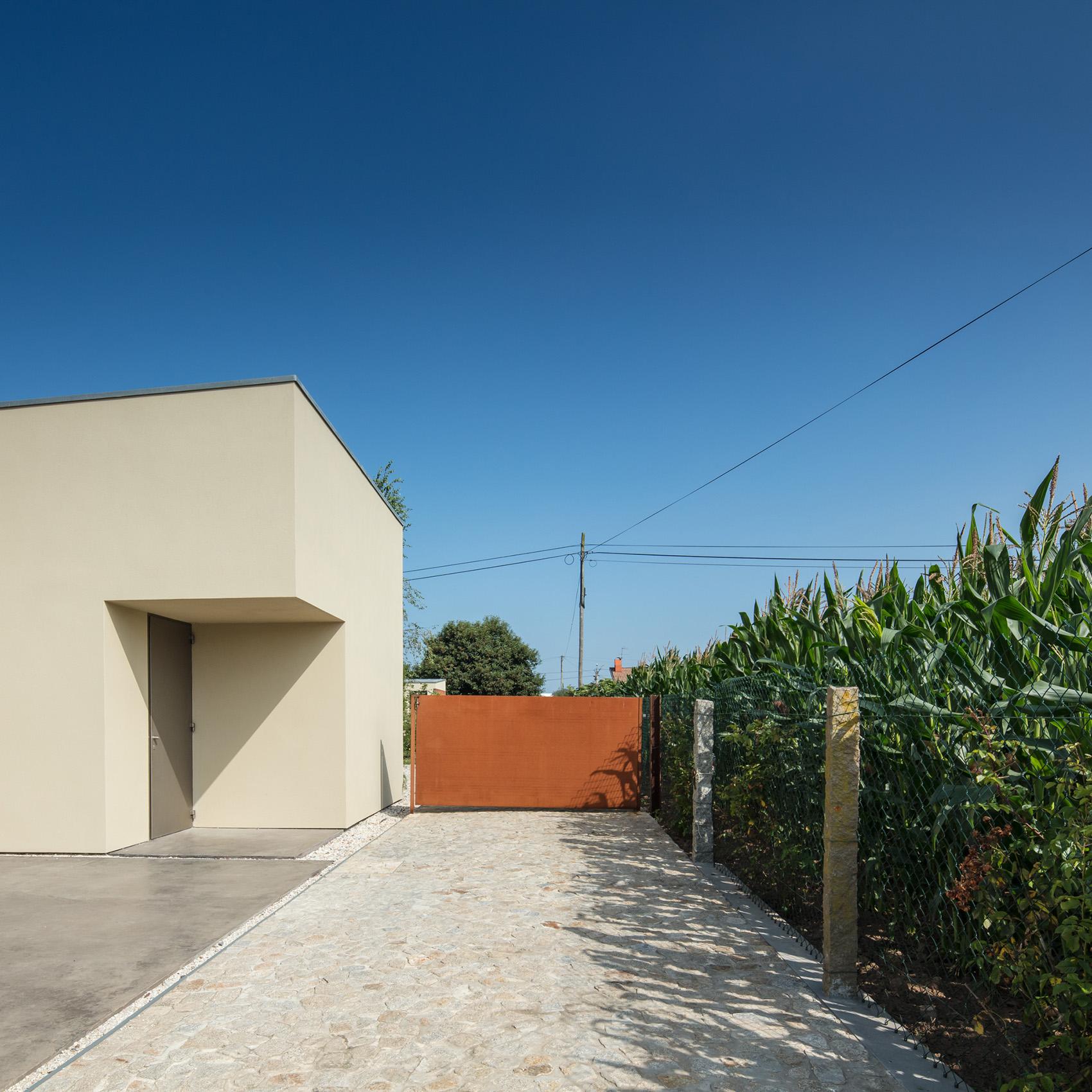 田野间的办公楼，葡萄牙 / Nelson Resende Arquitecto-12