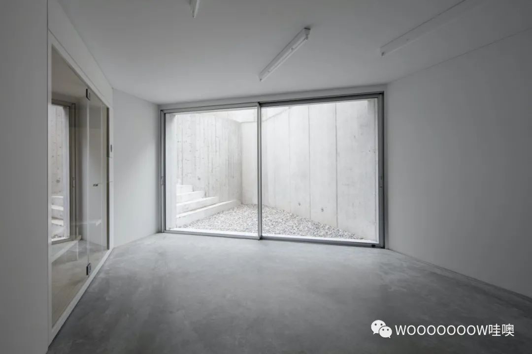 混凝土别墅 | 人居住的墙与弯曲楼梯的创意设计-9