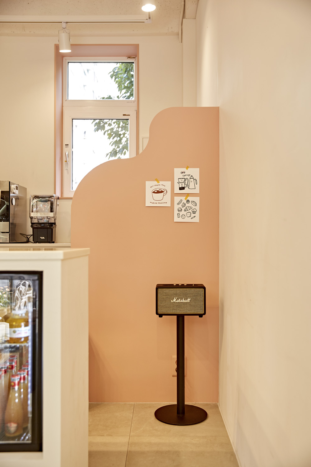 "小巧咖啡厅的精致室内设计" 或 "7 平米咖啡厅的惊喜设计"-11