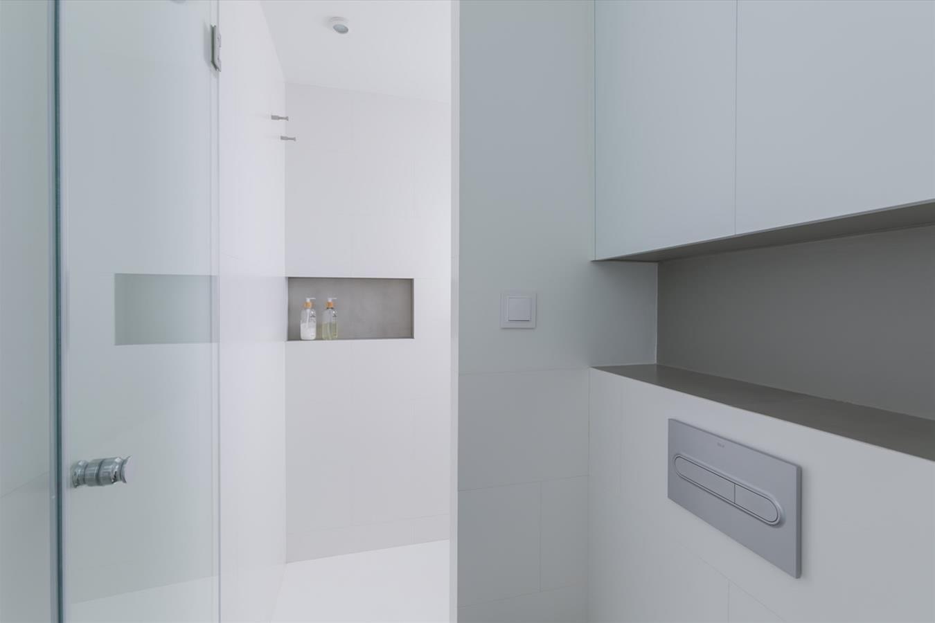 巴塞罗那工业风公寓设计,自然光与空间的完美融合-18