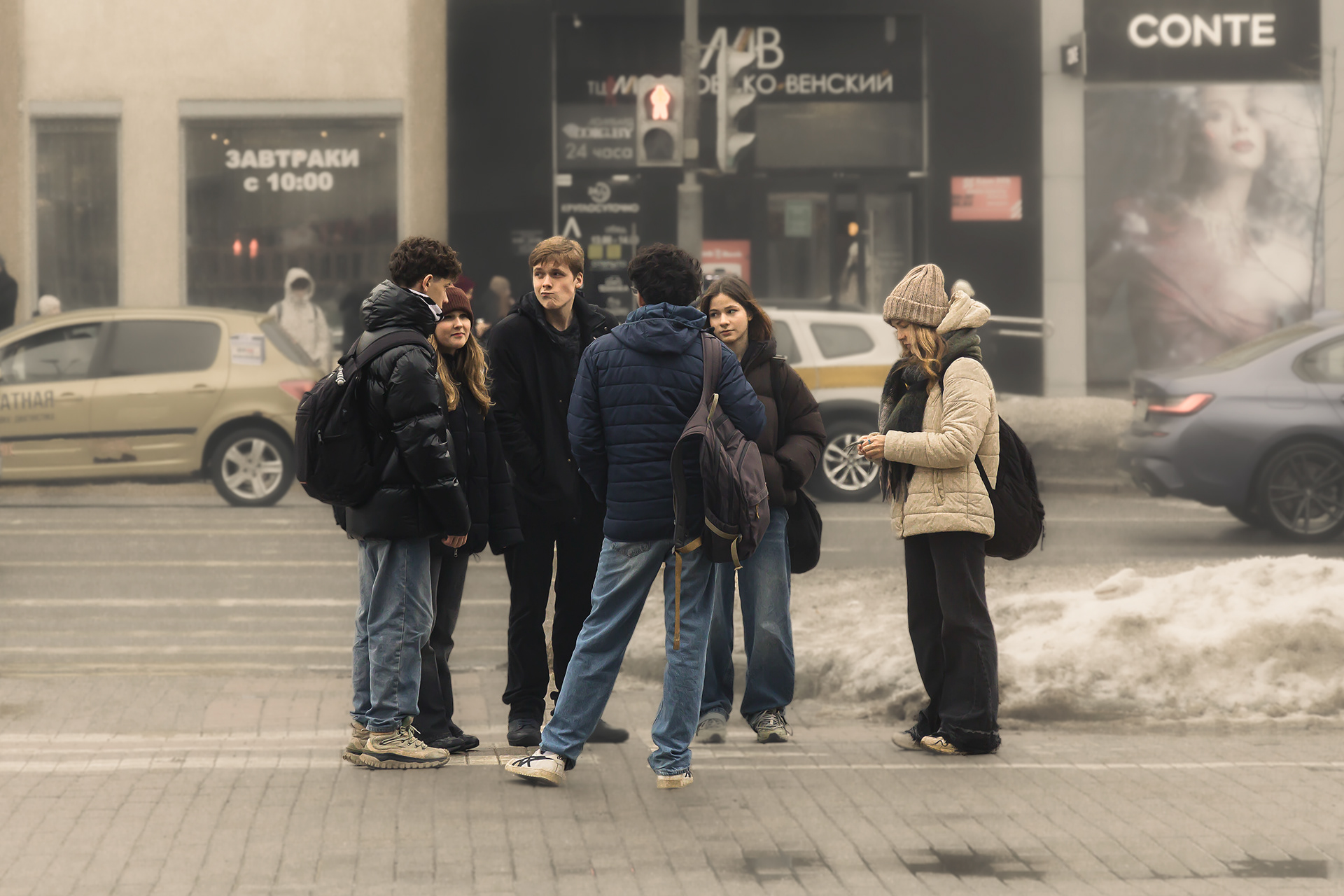 Возле пешеходного перехода. Near a pedestrian crossing.-4