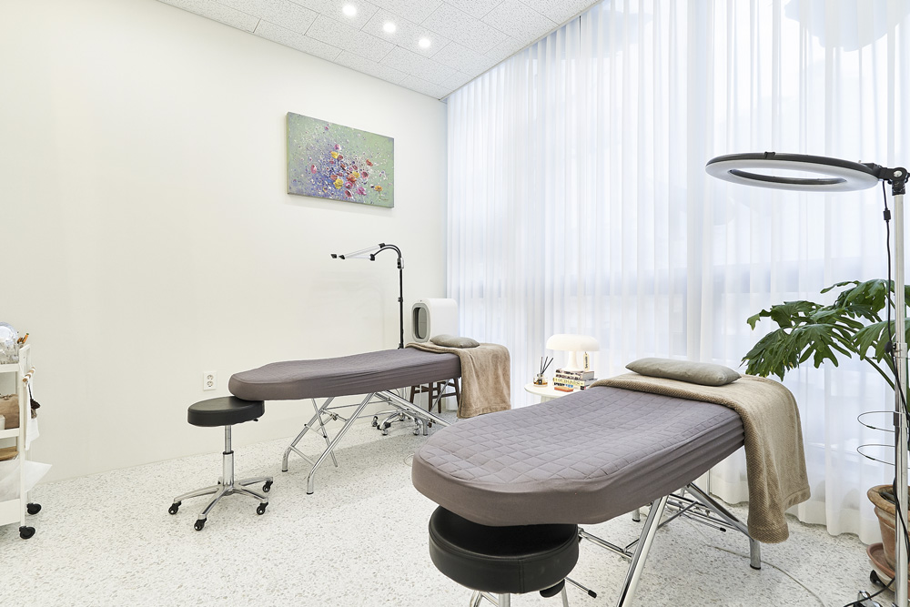 白色与木质的碰撞，15 平小空间的魅力设计-8