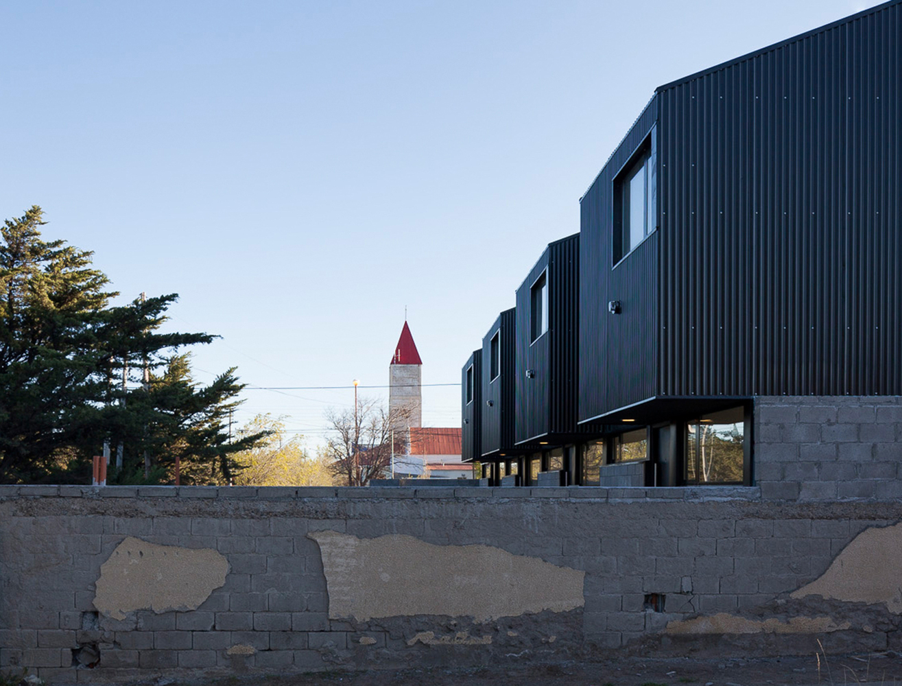 阿根廷城市广场上的黑色钢构住宅群-51