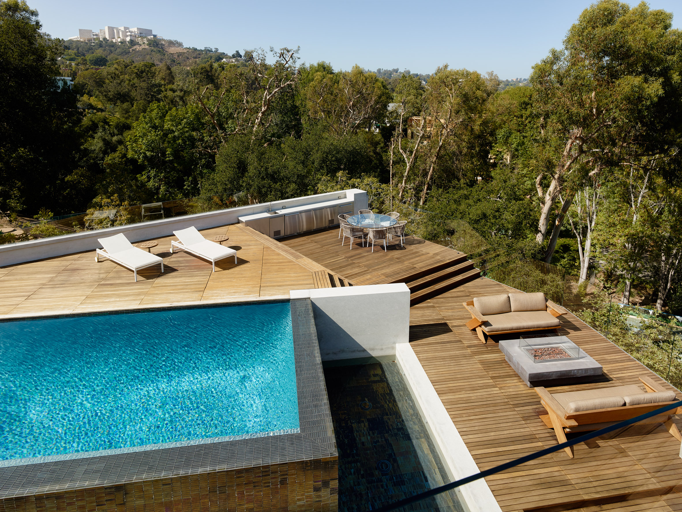 Eric Rosen embeds asymmetrical house into Los Angeles hillside-17
