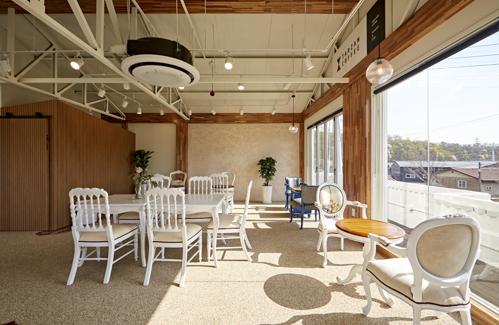 "白色与木纹的和谐交融 | 50 平米的现代咖啡厅设计"-14