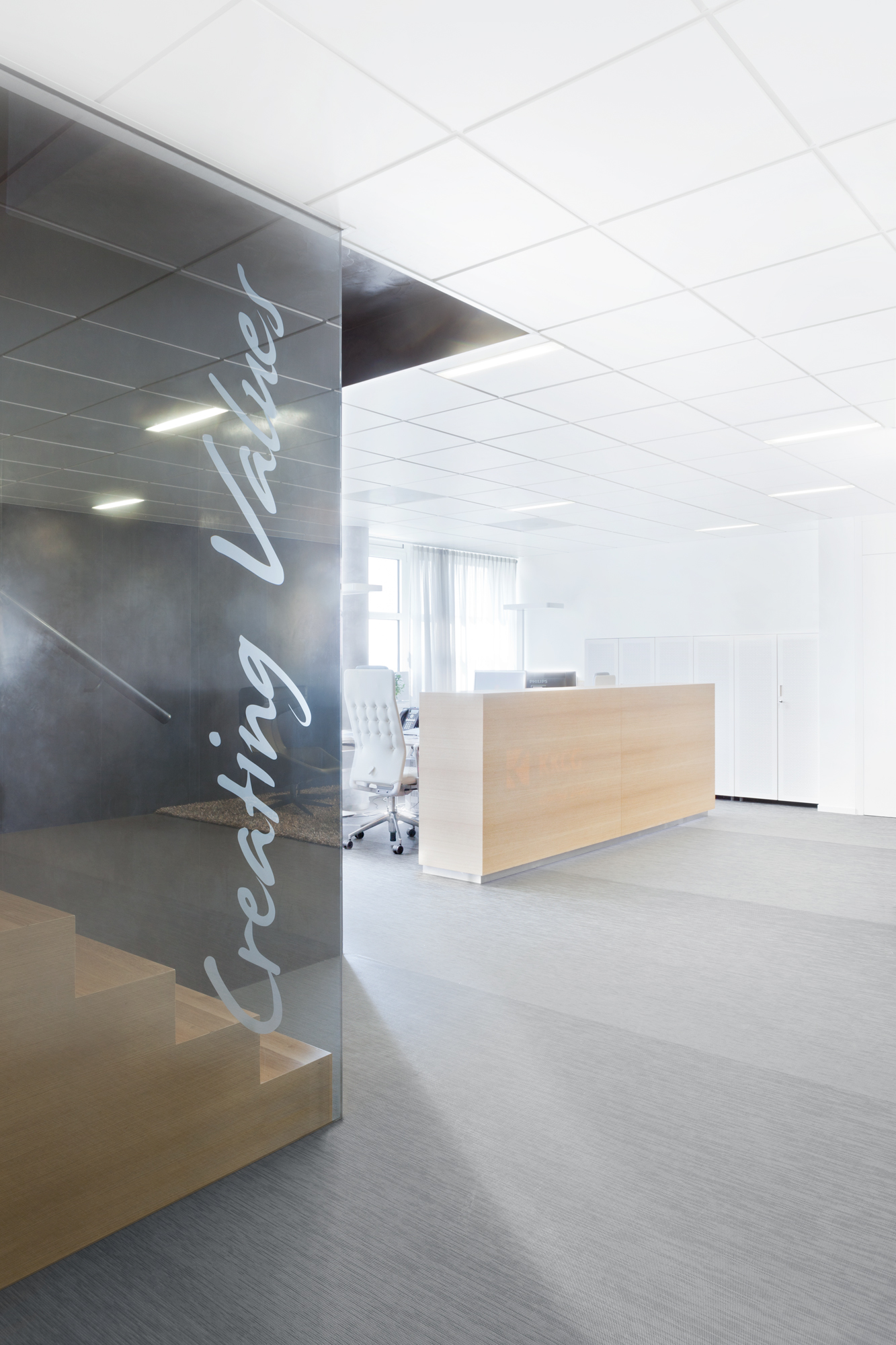 布拉格 KKCG 建筑室内设计 | 垂直花园与自然材料的融合-15