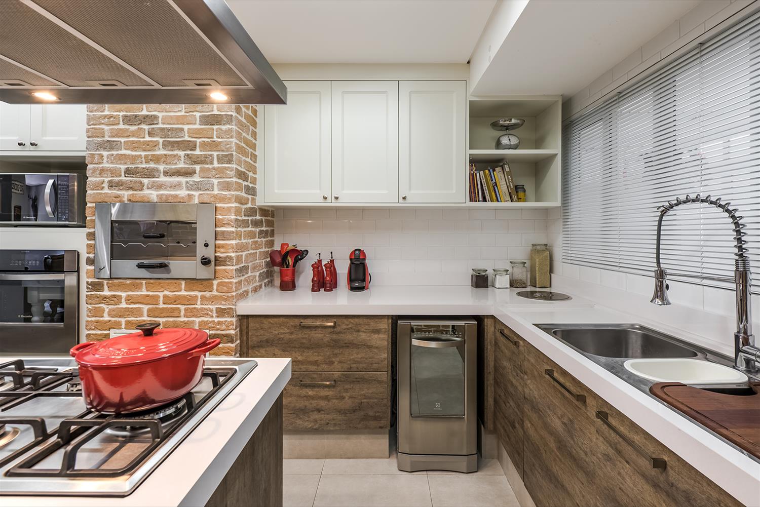 巴西 15 平米小厨房设计，砖块与橙色碰撞出个性空间-1