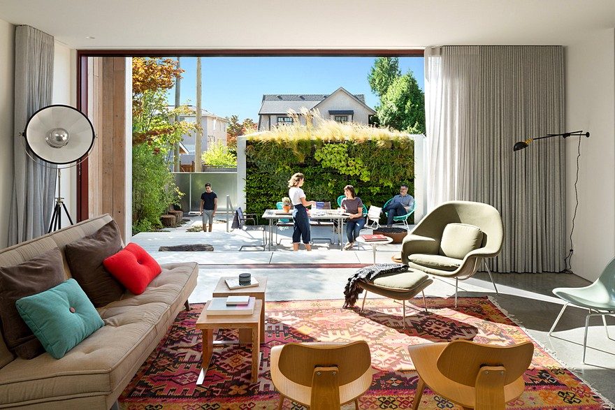 打闹;粗暴对待-0