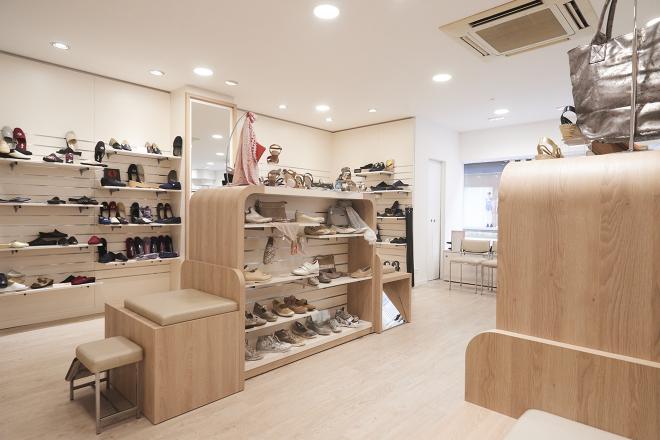 南特木质与白色鞋店布局丨法国南特丨JBCC-30