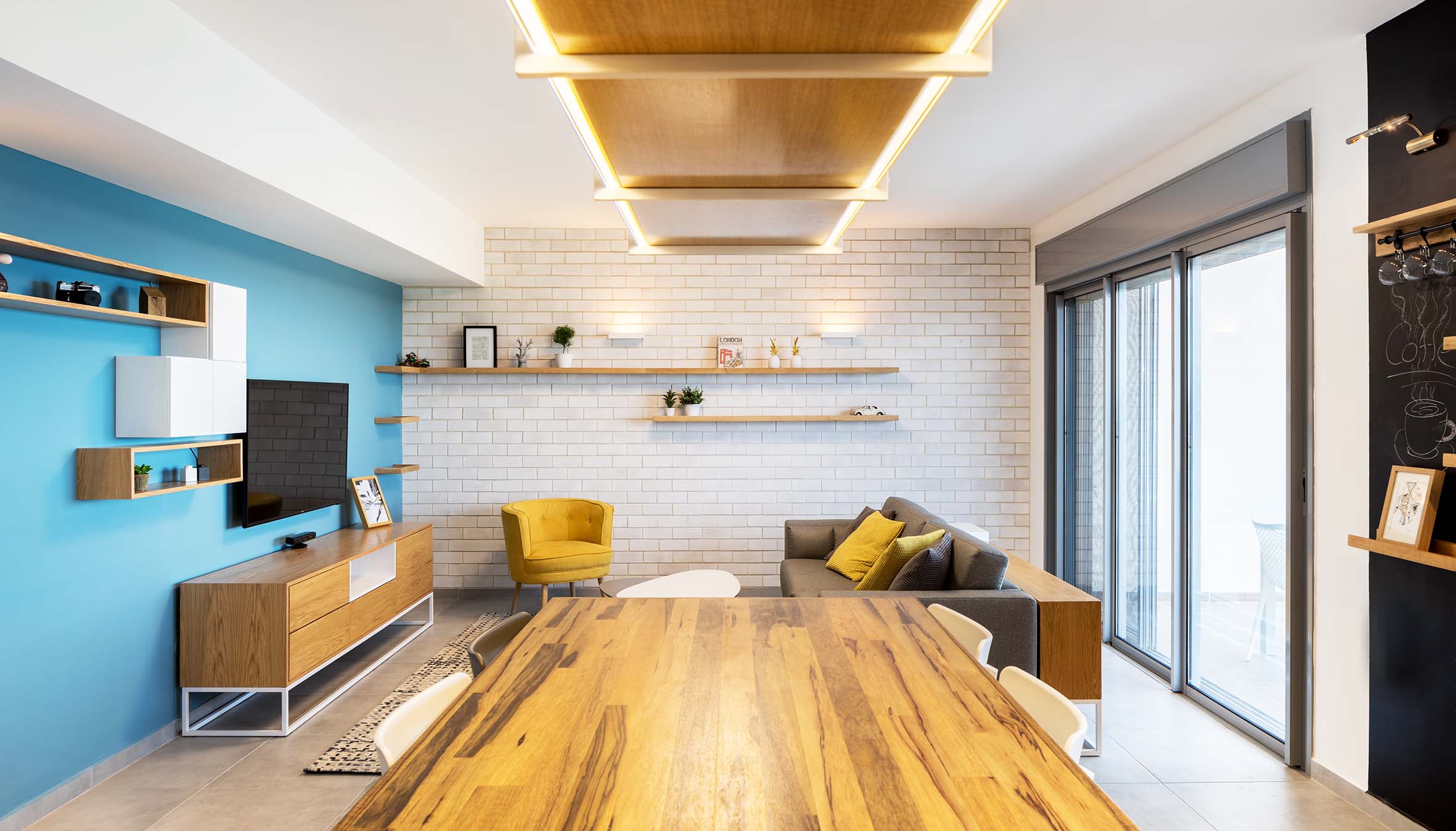 塔尔斯一家公寓 | 白砖蓝墙营造现代温馨空间-15