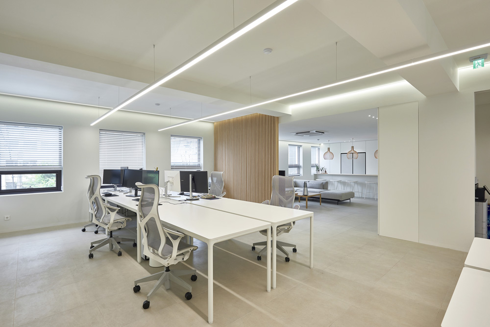 白色与木色，打造高级办公室空间-9