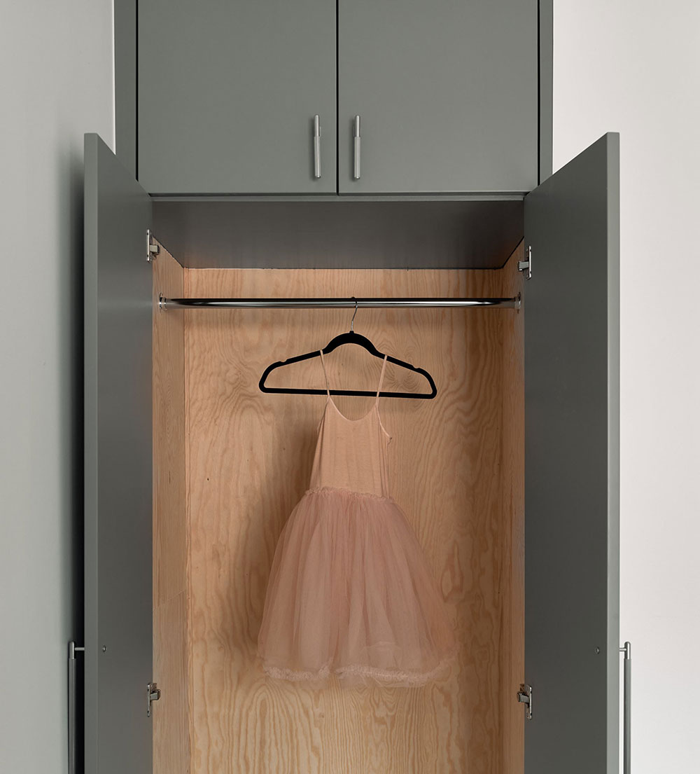 原木与灰色共舞,打造独特斯堪的纳维亚风格公寓-25