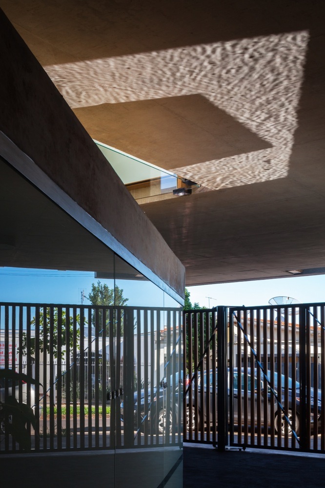 巴西奥兰蒂亚住宅 · 共生设计展现居住与工作空间-26