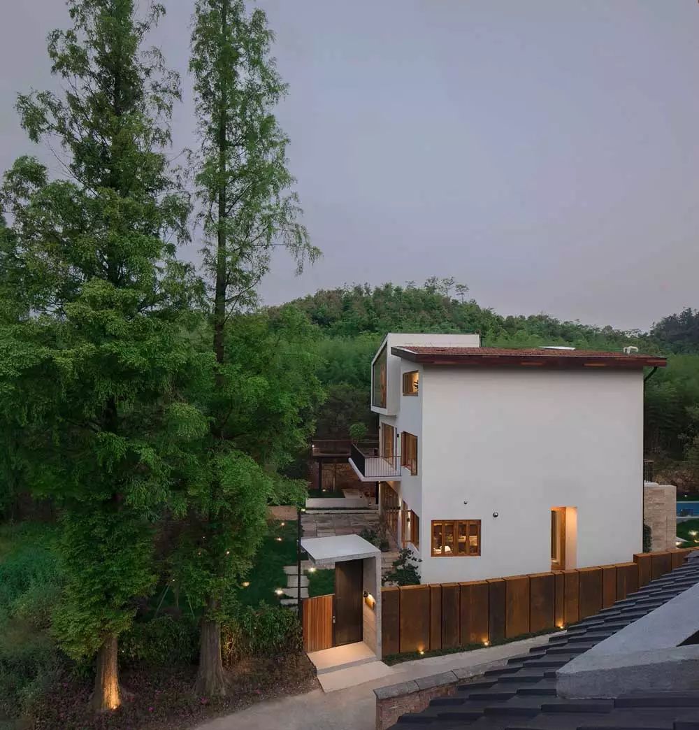 民宿设计，不论是重建或扩建、运用设计的加法或减法、还是采用在地材料，不仅能使荒废破旧的乡下老宅焕然一新，也能重塑一方水土。-9