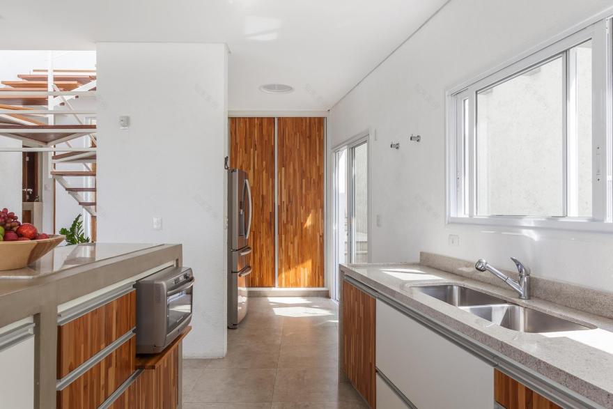 巴西梯形地块上的现代住宅设计-18