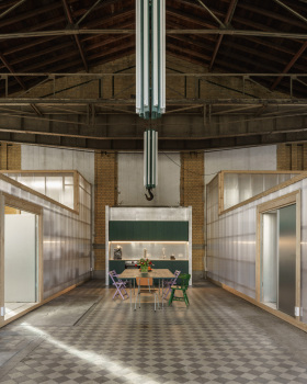 Machinery Hall Renovation into Workshop and Office Space / KO/OK Architektur