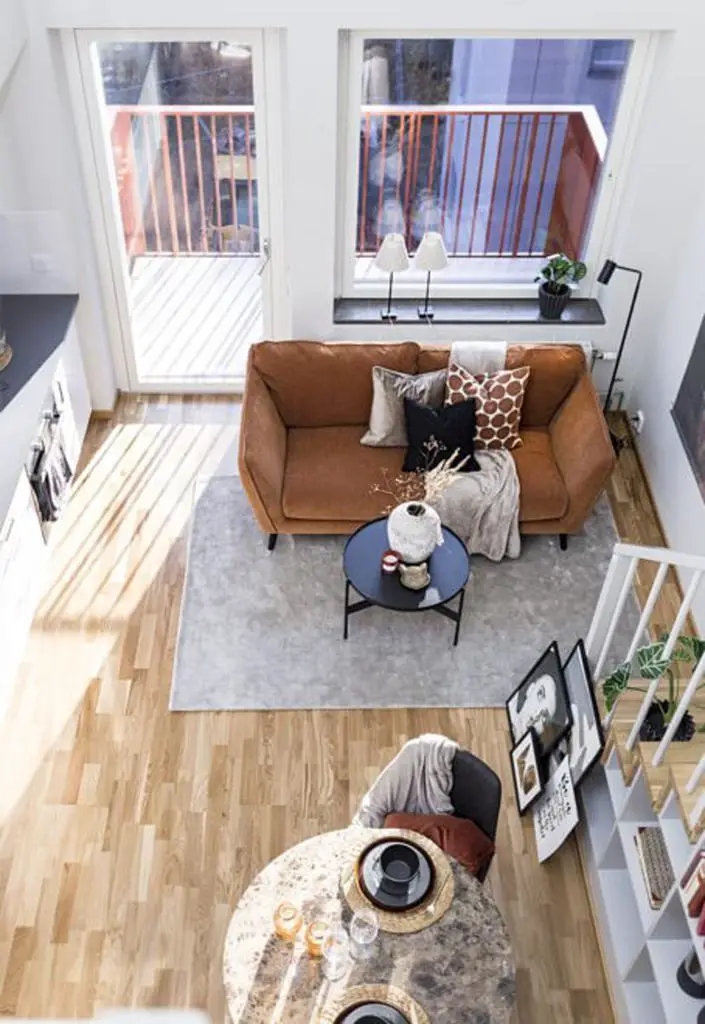 35 平米迷你复式巧用楼梯空间,变身实用图书馆-2