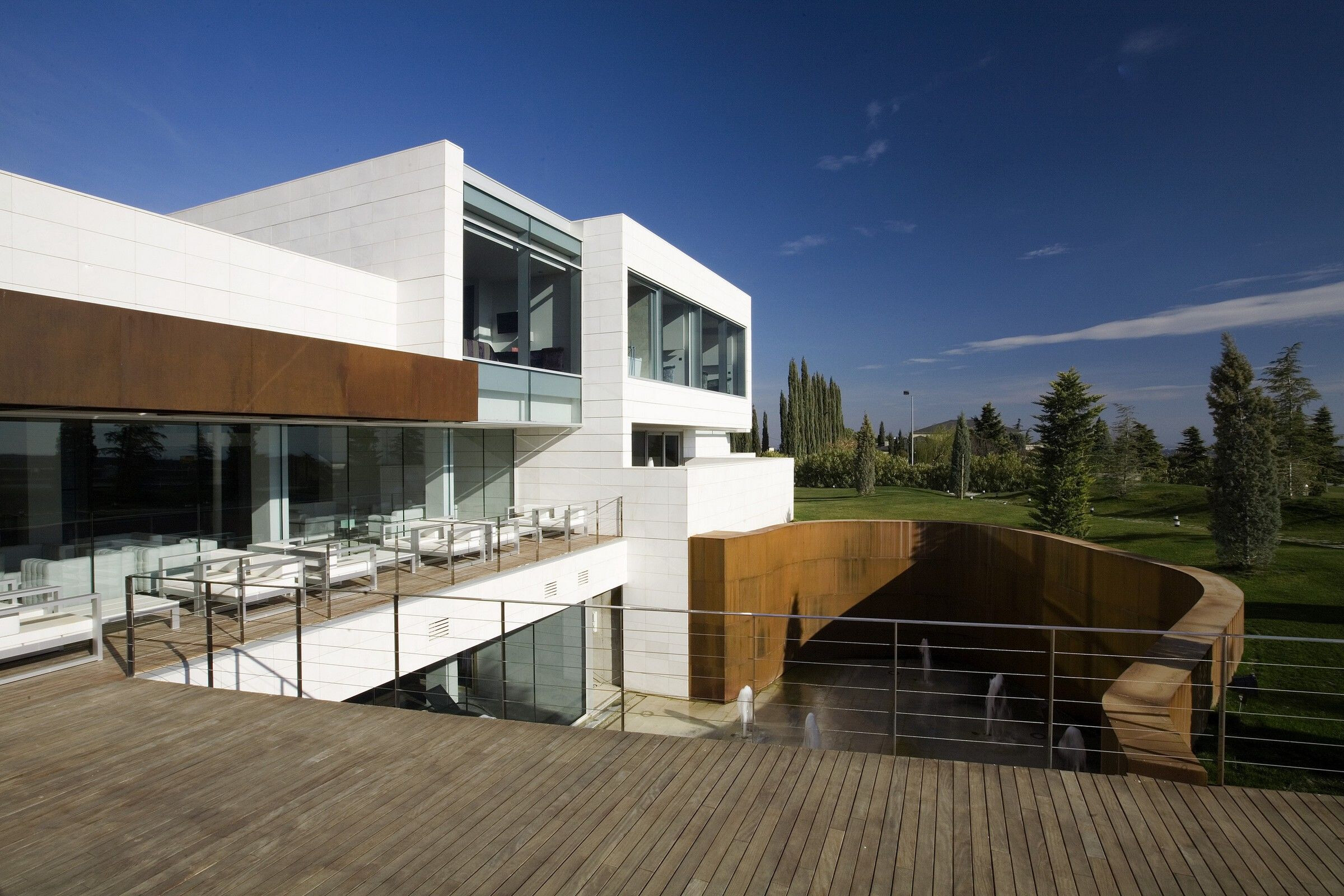 地形融入的绿色多功能酒店设计-16