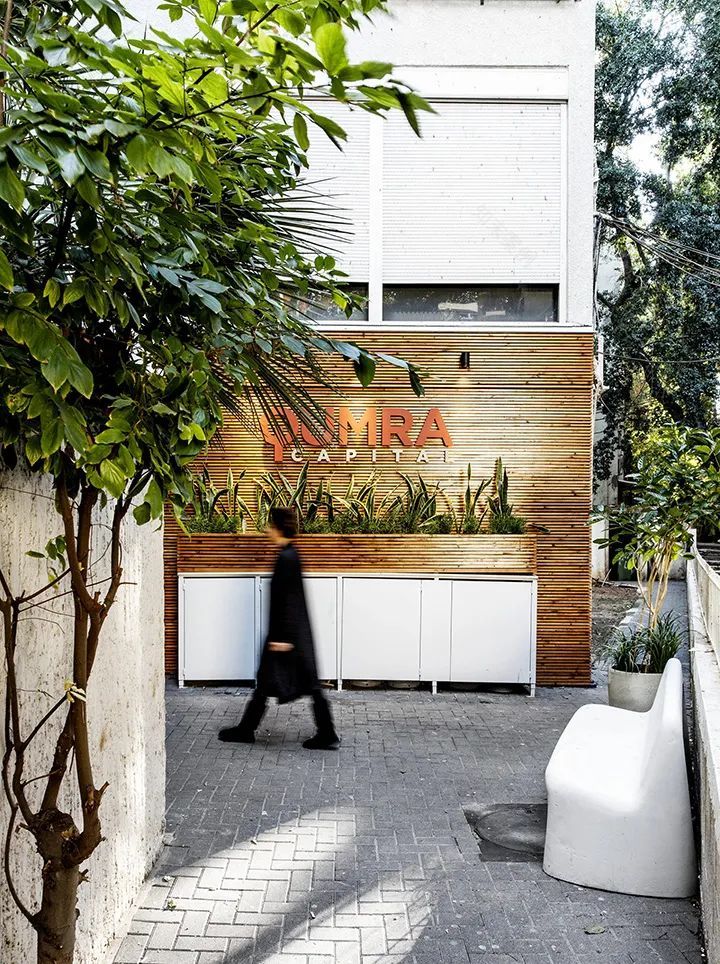 特拉维夫公寓改造,Qumra Capital 办公室的黑白极简魅力-7