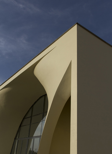 Next Office covers house near Tehran in a curved concrete facade-8