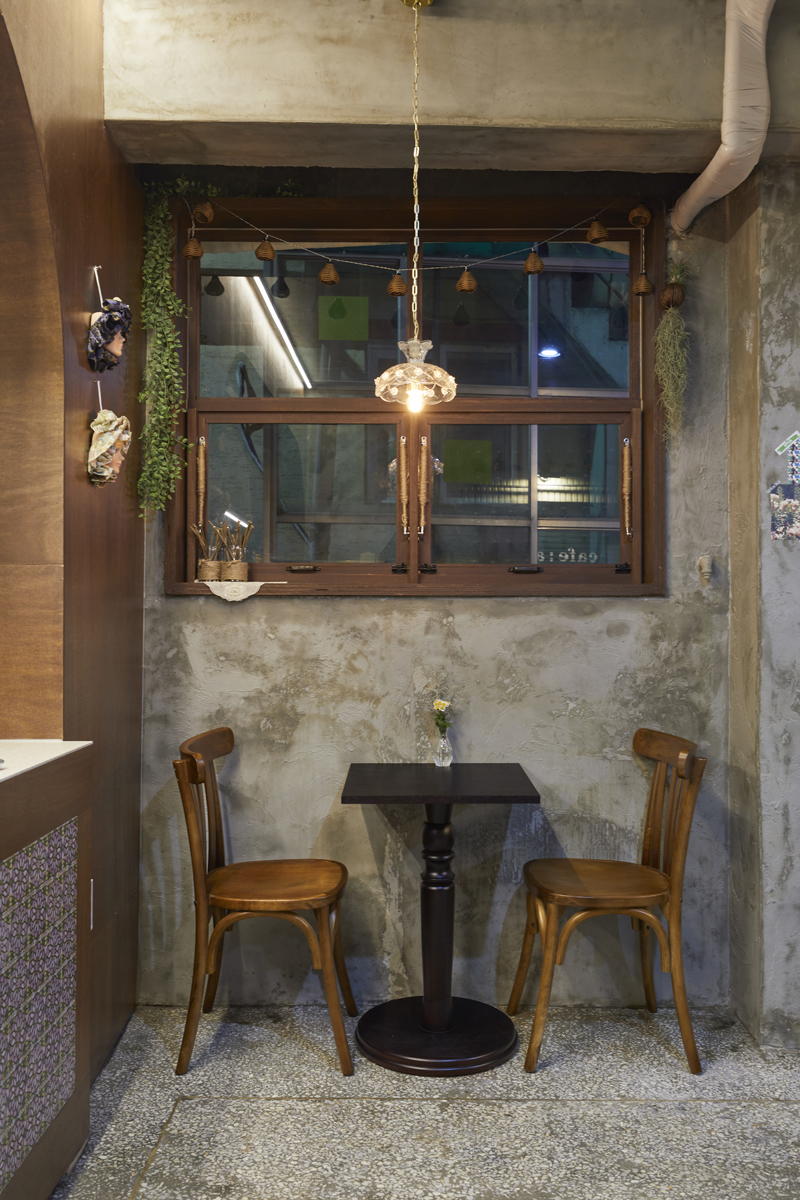 温馨十坪咖啡馆，打造简约纯真空间-9