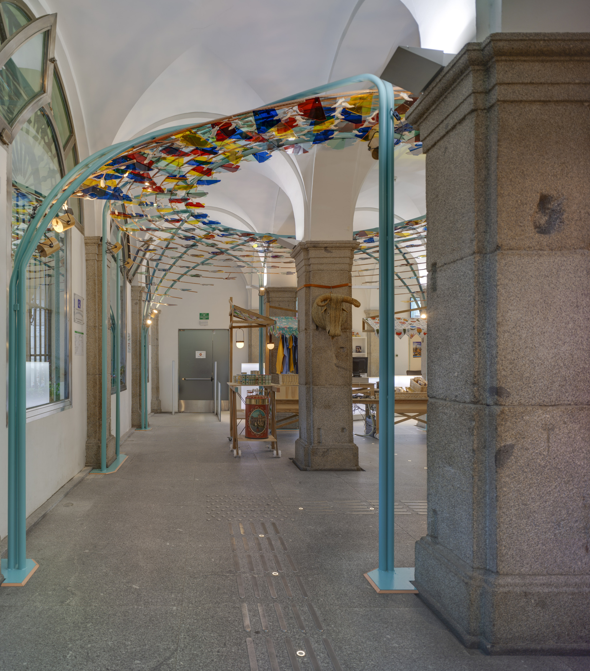 Madrid 地标设计,融合传统与现代的旅游礼品店-20