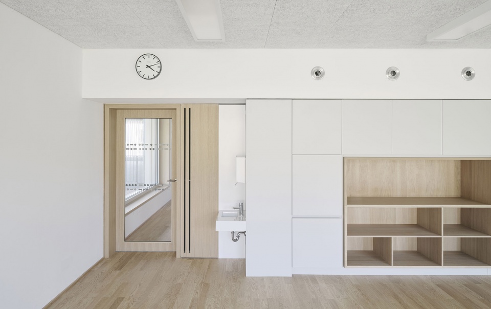 奥地利 Bütze Wolfurt 小学 · 木板条与锌钢构建的温馨学习空间-46