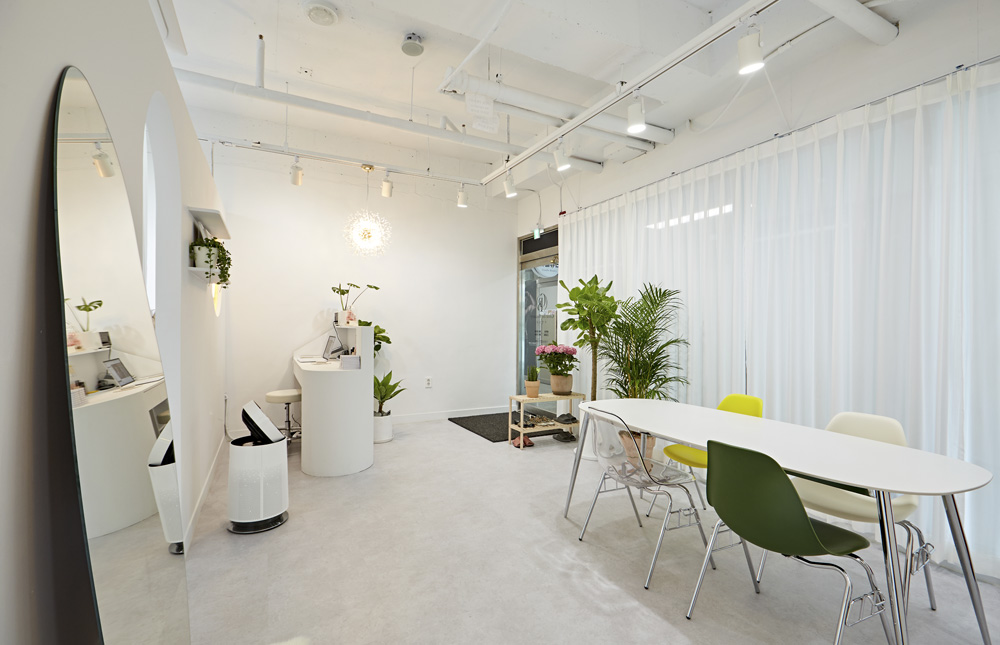 简约白色设计的 13 平小店-5
