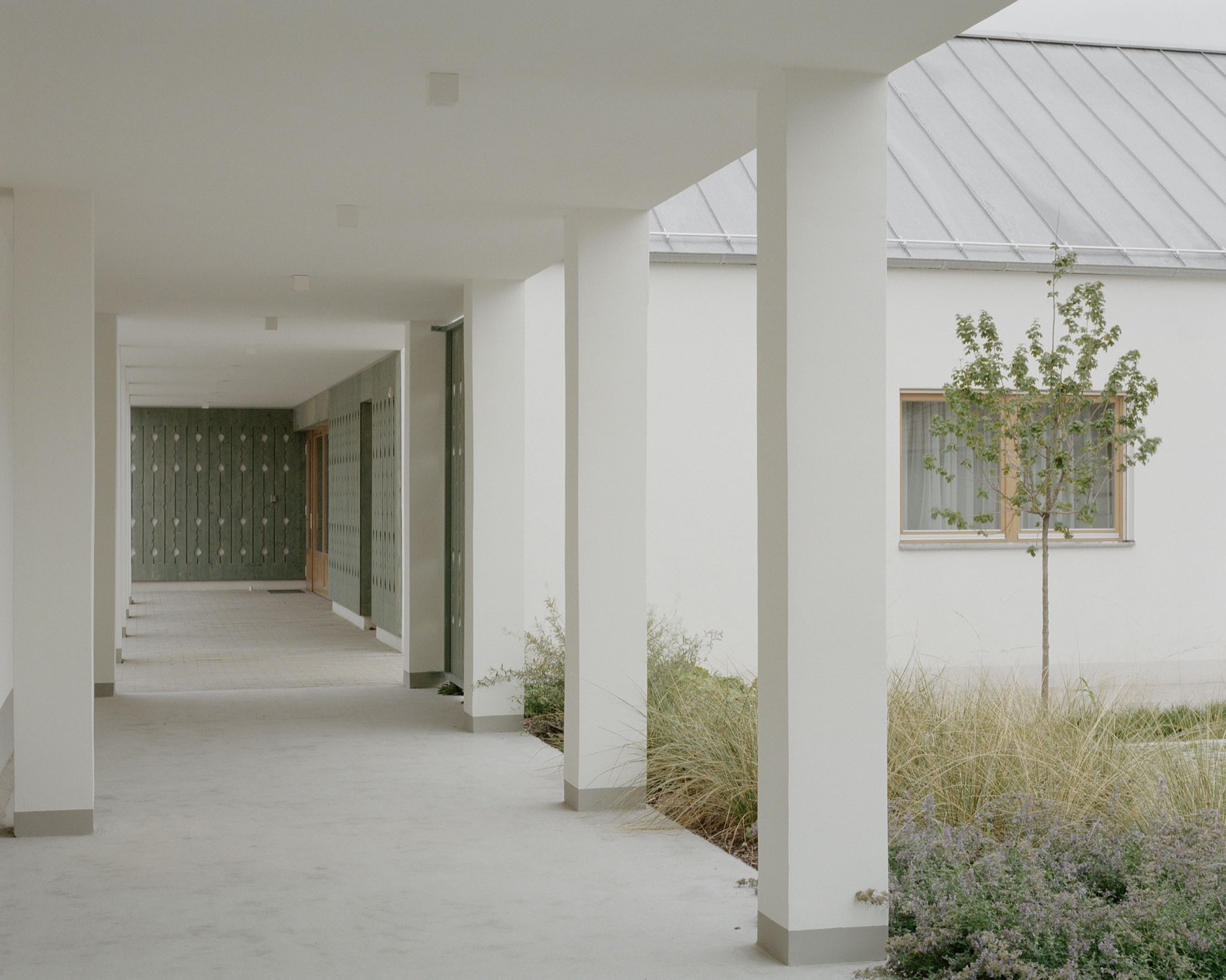 教堂后院中的幼儿园，匈牙利 / Archikon Architects-24