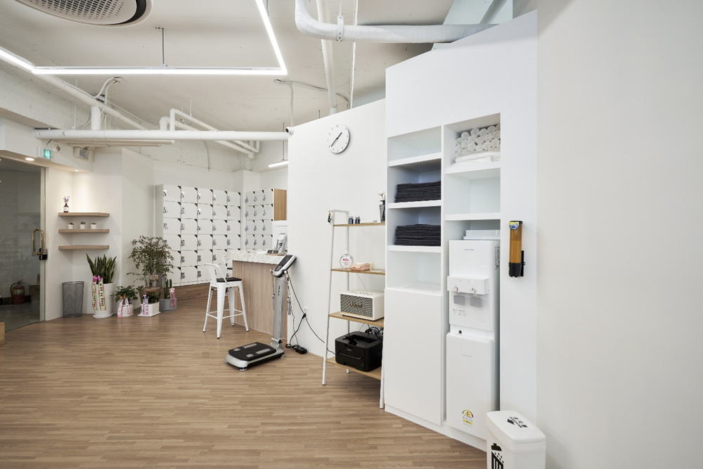 40 平简约双色调皮具店设计，尽显北欧风情-11