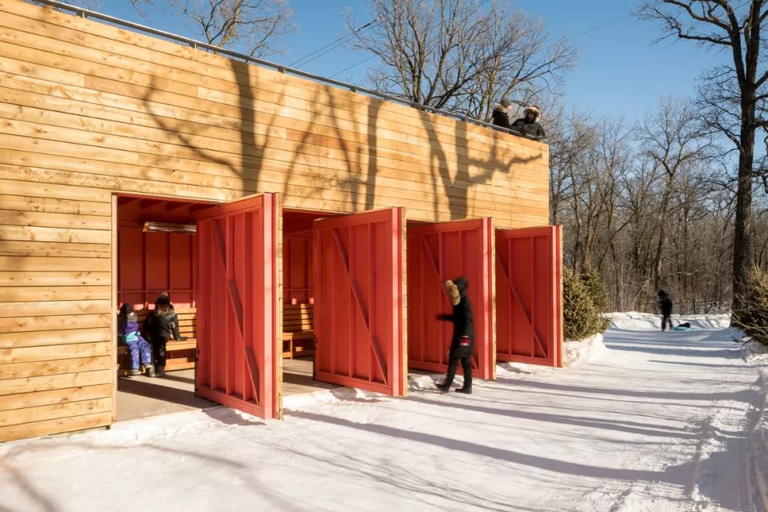 城市公园的雪橇滑梯-8