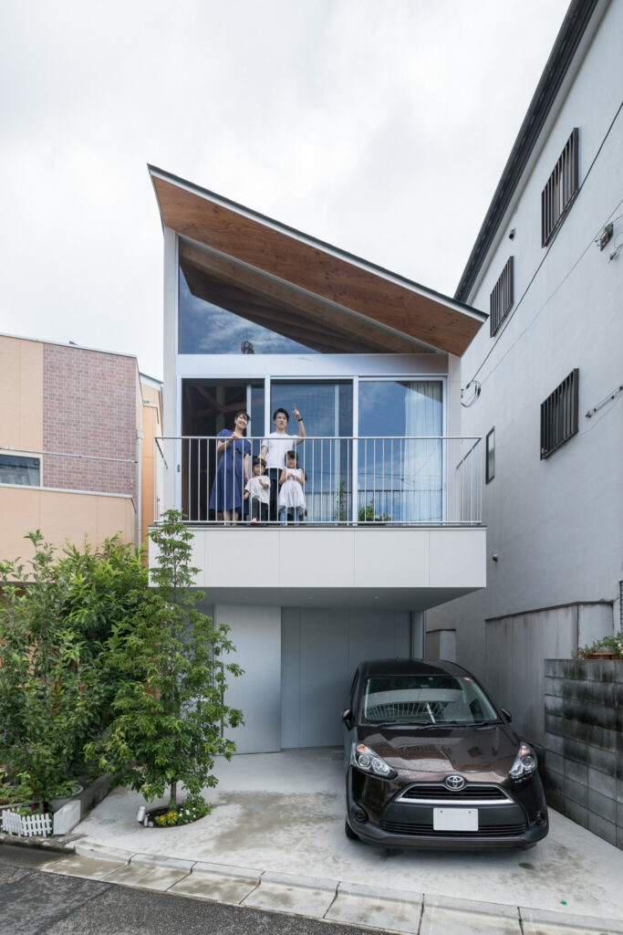 天井高５メートルの大開口斜めに架かった天井の棟木。シンプルかつ大胆なデザインの家 | Architecture | 100%LiFE-15