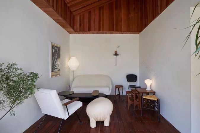 圣罗兰巴黎开设时尚咖啡厅,大牌争相跨界咖啡业-20