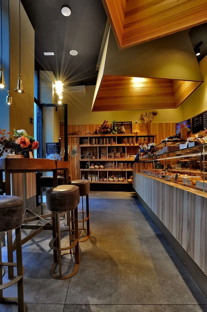 意大利热面包店的动感空间设计丨意大利的里雅斯特-9