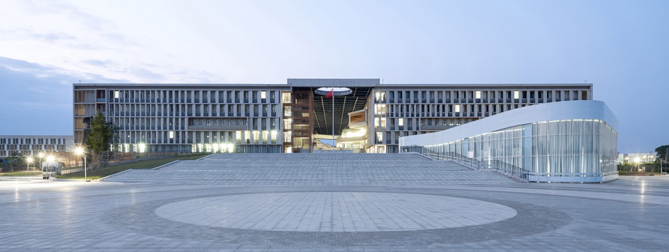 广东石油化工学院公共教学组团——依山傍水,打造生态校园-23