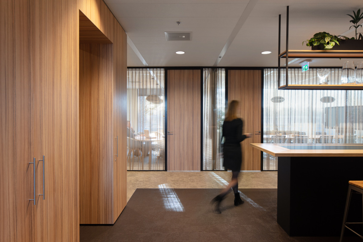 DZAP 打造荷兰 Holla Advocaten 律师事务所温暖办公环境-12