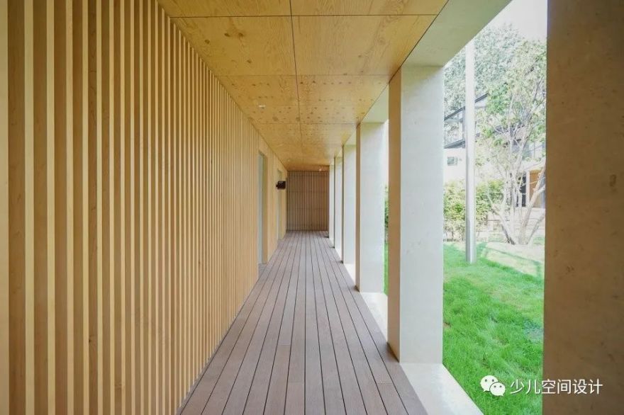 自然的木材,真正的草坪。这是一所和自然相接触能得到成长的园舍。-29