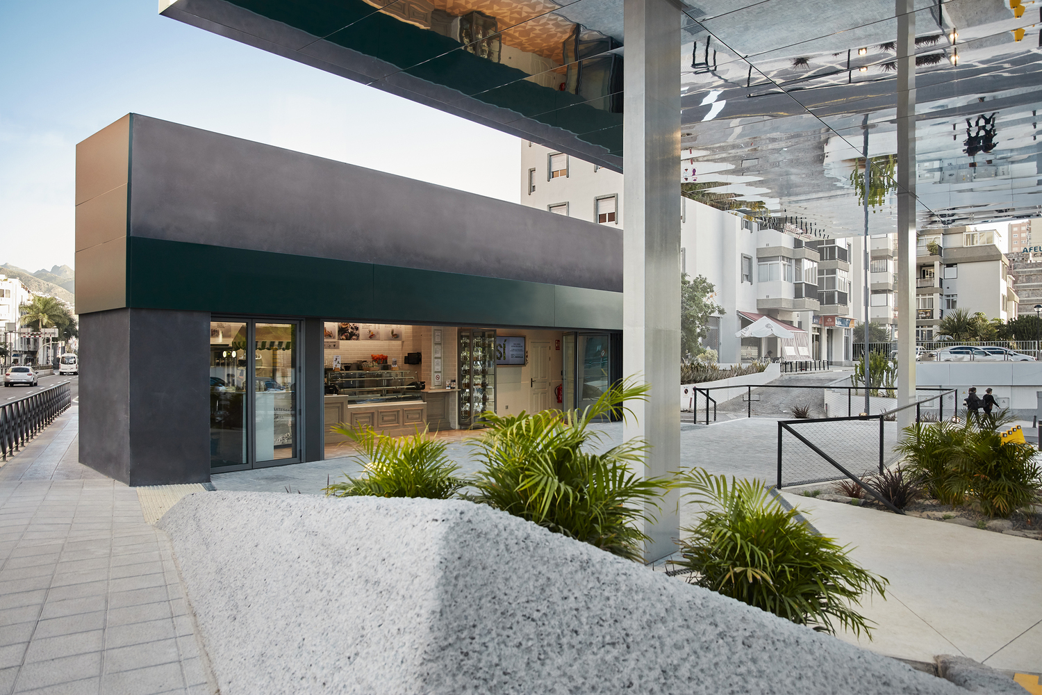 光影交织的电动汽车充电站-22