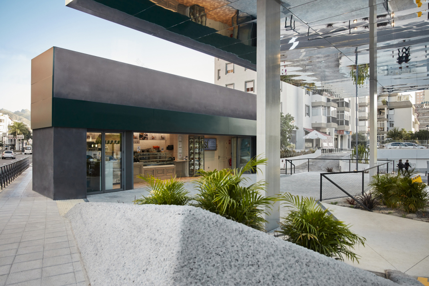 光影交织的电动汽车充电站-22