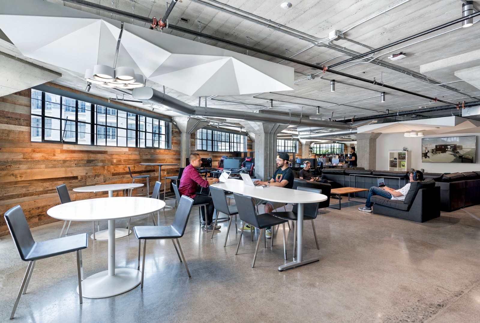 旧金山星际游戏办公室，顺应独特建筑设计的几何折面空间  Costa Brown-4