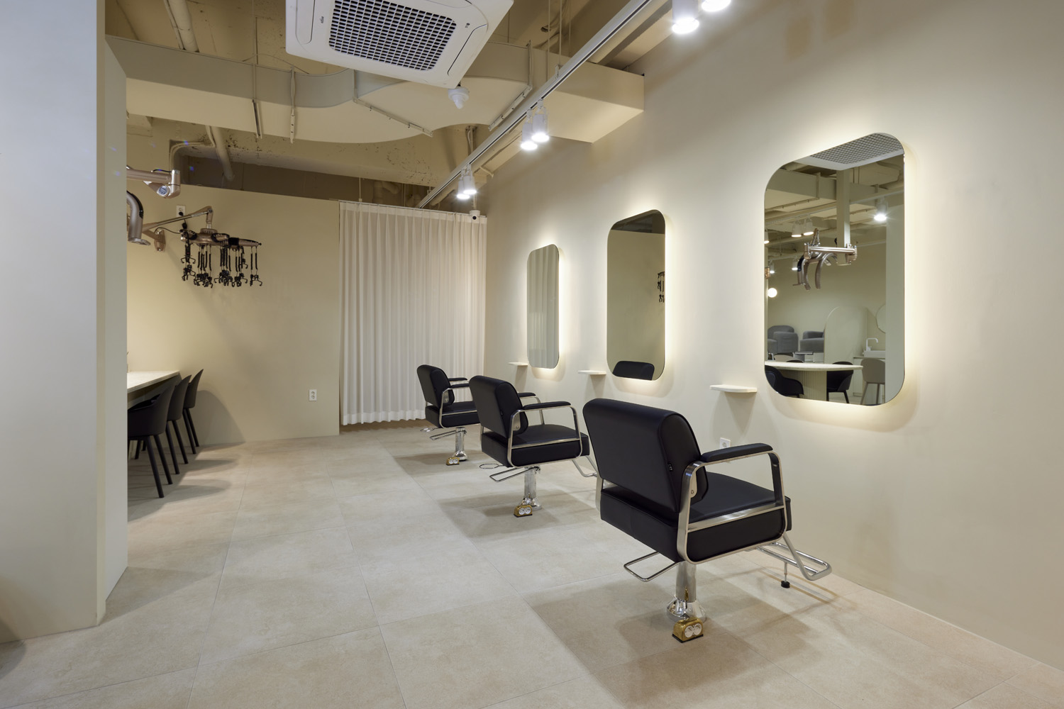 高级舒适的 24 小时美妆与美容沙龙设计-14