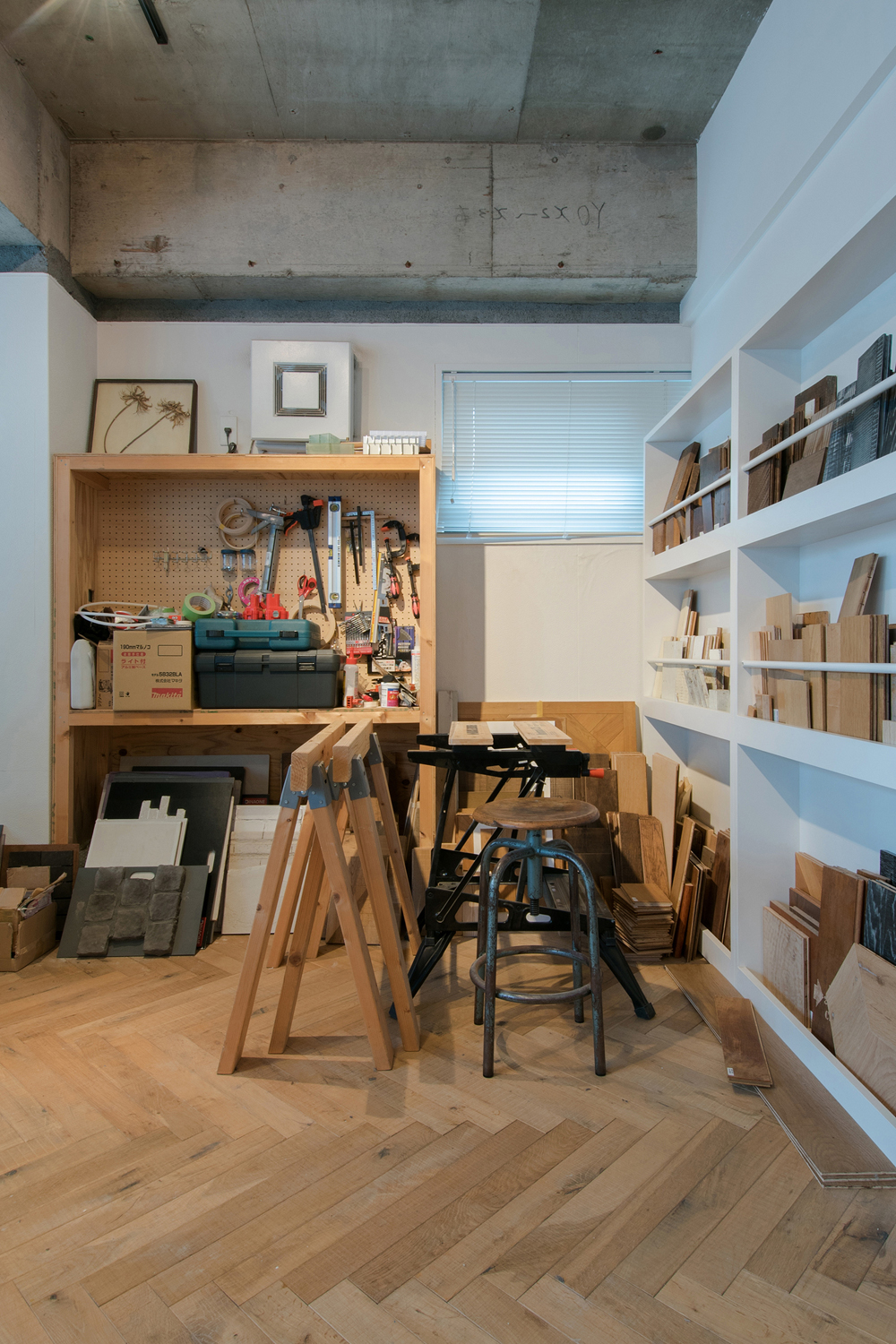 鹅卵石办公室；PEBBLE也可能是特定名称，如品牌名、项目名等，若有更明确语境PEBBLE办公室的表意更明确 此处假设缺乏进一步信息，根据字面直接翻译为鹅卵石办公室 -7